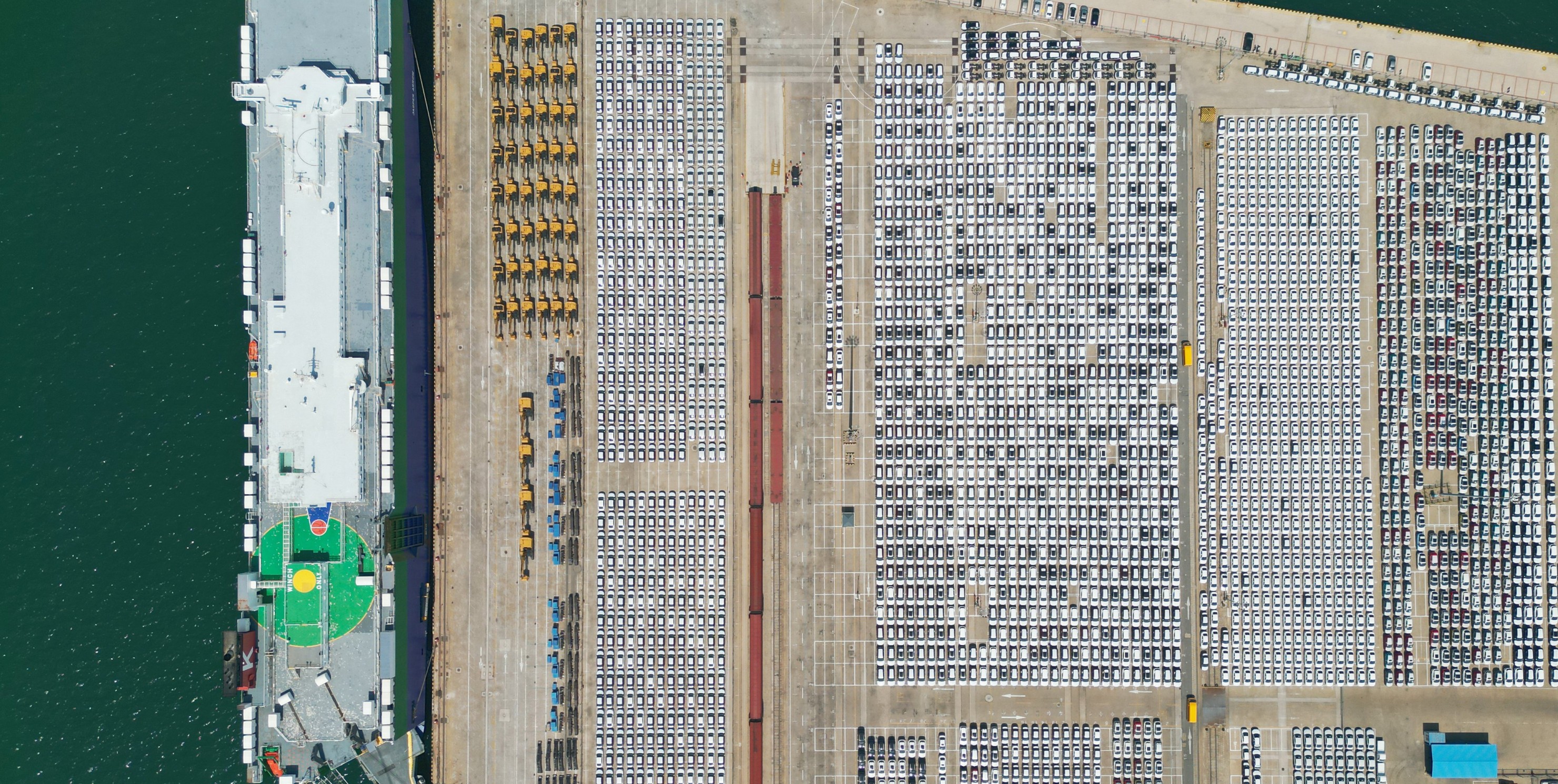 A large number of vehicles for export goods are waiting to be loaded at The port of Yantai, East China's Shandong Province.