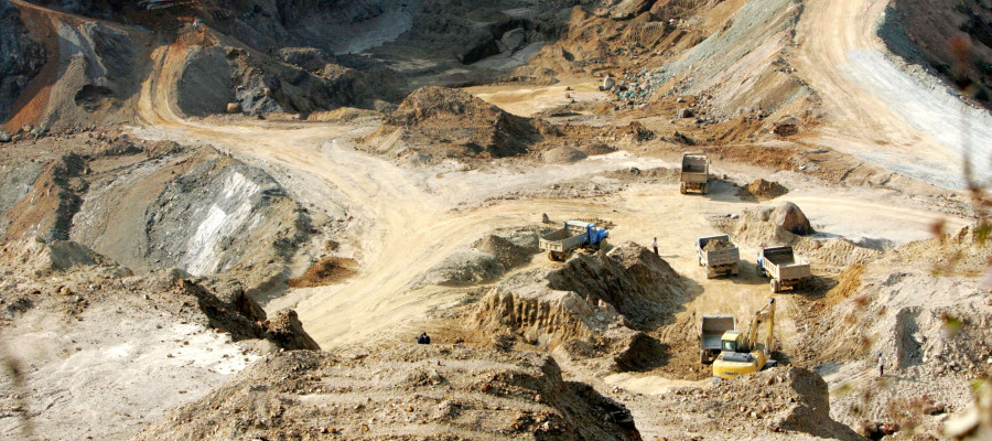 An excavator loads trucks with rare earth at a mine in Mojiang Hani Autonomous County, Simao city, southwest Chinas Yunnan province, 18 March 2008. 