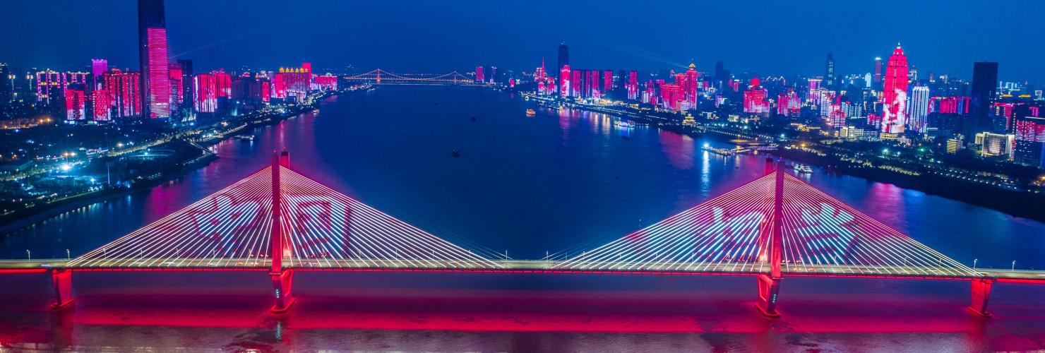 LED-Lichtershow in Wuhan, um das Ende des zehn Wochen andauernden Lockdowns am 8. April 2020 zu feiern. Quelle: picture alliance/Zhao Guangliang/HPIC/dpa.