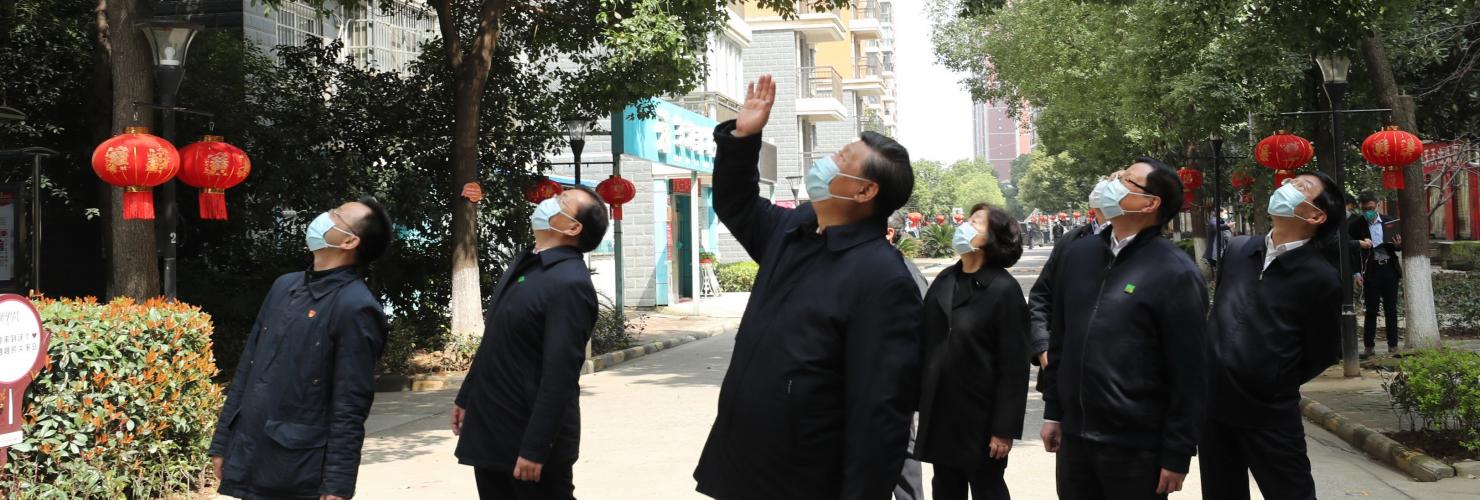 China’s Staats- und Parteichef Xi Jinping grüßt am 10. März 2020 Anwohner in Wuhan, die in ihrer Wohnung unter Quarantäne stehen. Quelle: picture alliance / Photoshot.