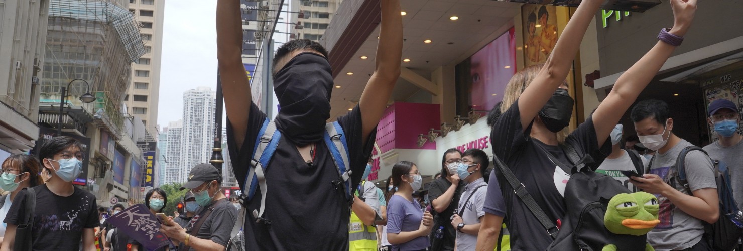 Protestierende gestikulieren mit fünf Fingern, die die "Fünf Forderungen" symbolisieren, während sie im Rahmen pro-demokratischer Proteste gegen Beijings Nationales Sicherheitsgesetz in Hongkong marschieren; Sonntag, 24. Mai 2020. picture alliance / AP Photo