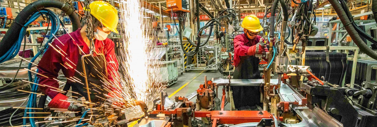 Workers an automobile manufacturing enterprise in Qingzhou City.