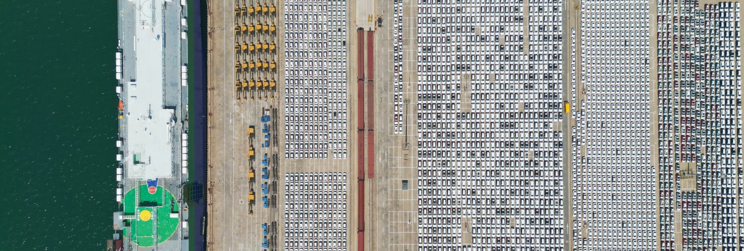 A large number of vehicles for export goods are waiting to be loaded at The port of Yantai, East China's Shandong Province.