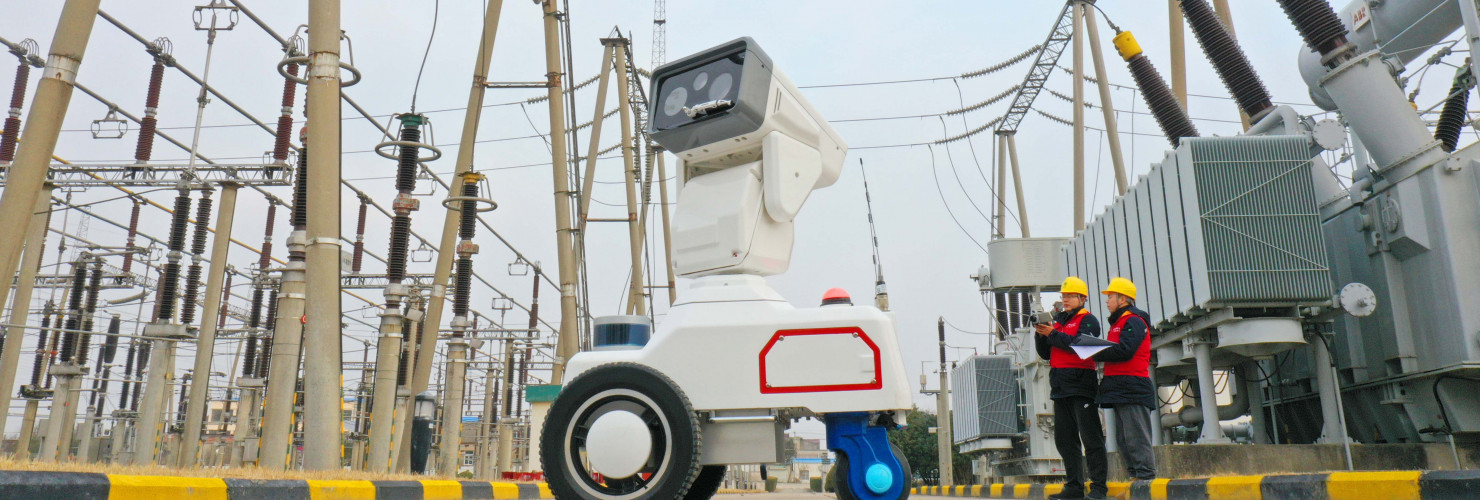  A 5G intelligent inspection robot works with operation and maintenance personnel to inspect power supply equipment at dingyuan Station of the Beijing-Shanghai High-speed Railway in Chuzhou, East China's Anhui Province, Jan. 17, 2022.