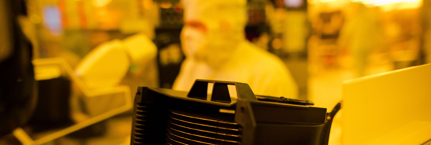 Wafer (Halbleiterscheiben) werden am 16.06.2017 in einem Gelbraum eines Wafer fabs (Halbleiterwerk) von Bosch in Reutlingen (Baden-Württemberg) auf mögliche Fehler kontrolliert