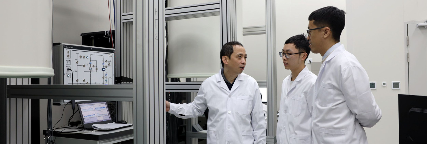 Chinese quantum physicist Zhu Xiaobo (1st L) has a discussion with his students at a laboratory in Hefei, east China's Anhui Province, on March 3, 2025. Chinese scientists unveiled a superconducting quantum computer prototype named "Zuchongzhi 3.0" with 105 qubits on Monday (Beijing Time)