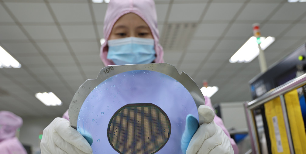 A worker produces semiconductors at a workshop of a semiconductor manufacturer in Binzhou, East China's Shandong Province, Jan 9, 2022.