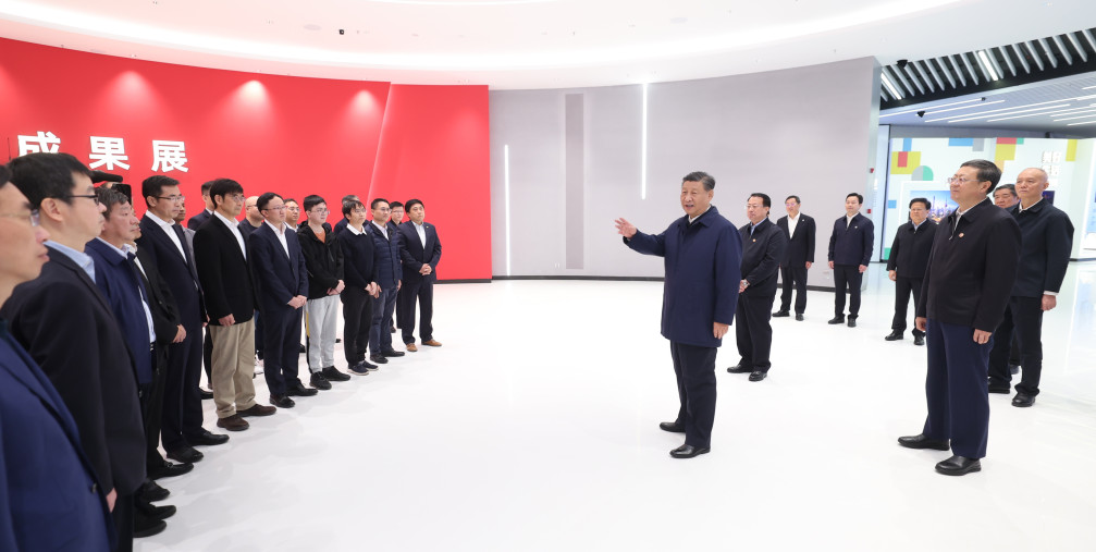 Chinese President Xi Jinping inspects an exhibition on Shanghai's sci-tech innovations.