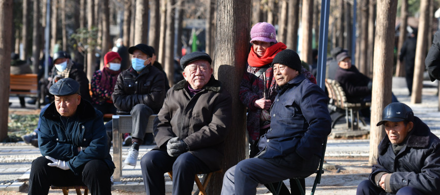 Senior citizens relax at a park on Lindai Road in Fuyang city, East China's Anhui province, Jan 16, 2025.
