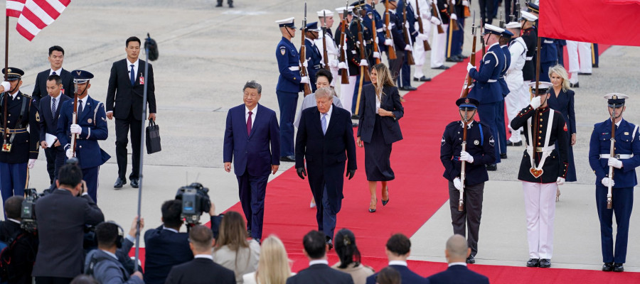 Xi Jinping, China's president, from left, Peng Liyuan, China's first lady, US President Donald Trump, and First Lady Melania Trump during an arrival ceremony at Joint Base Andrews, Maryland, US, on Wednesday, Sept. 23, 2026. 