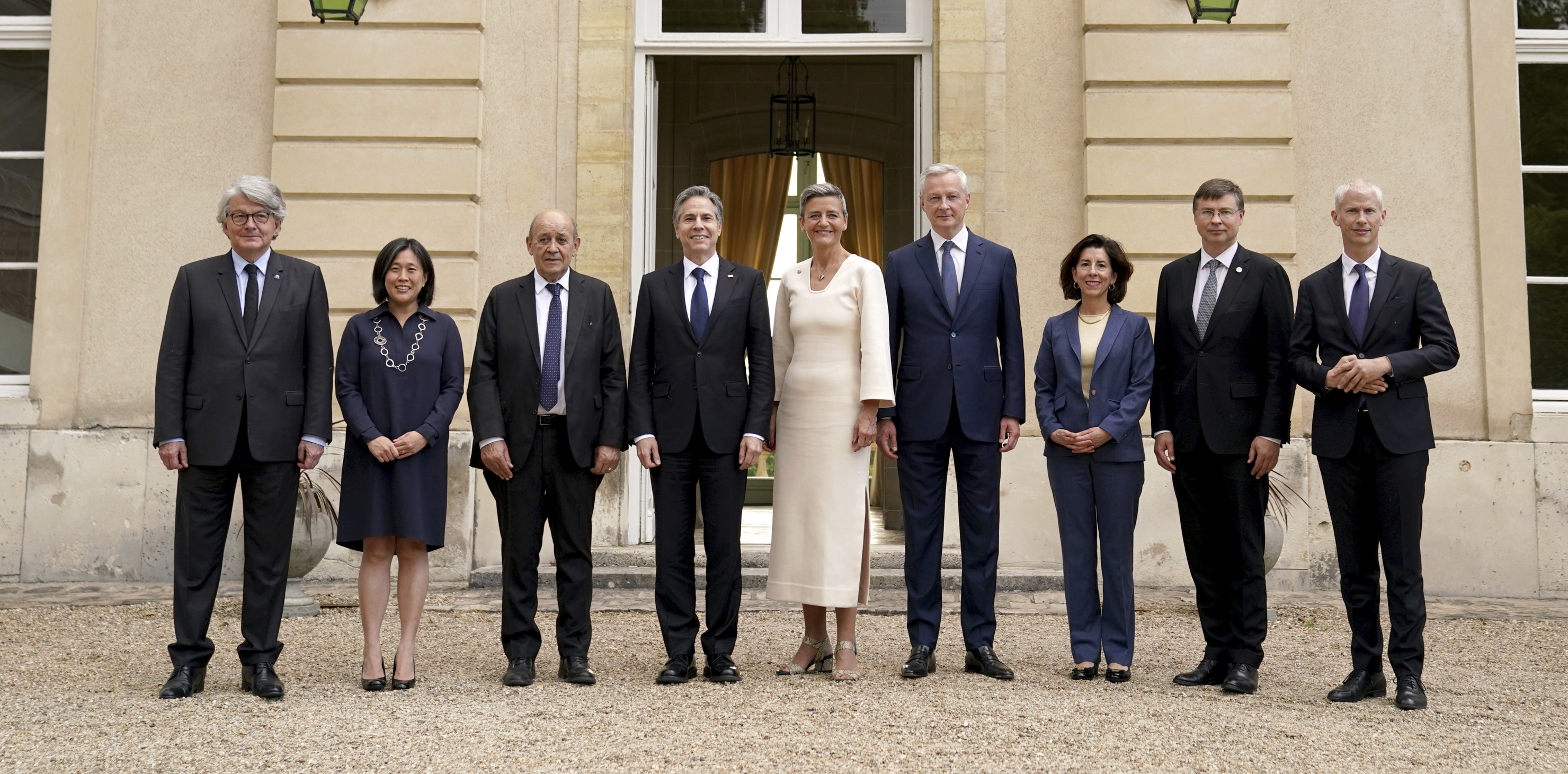 Antony Blinken, Margrethe Vestager and other guests pose for a group photo ahead of a dinner at the U.S.-European Union Trade and Technology Council summit, in Paris May 15, 2022