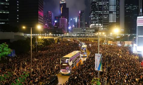 Hong Kong demonstrators give way to busses at Harcourt Road on 16 June 2019. According to organizers, nearly 2 million people turned out that day. Photo: Wikipedia user – Wpcpey.