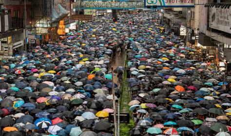 Demonstranten warten im strömenden Regen am 18. August auf der Hennesy Road in Causeway Bay, um auf das Gelände der Demonstration im Victoria Park zu gelangen. Quelle: Studio Incendo via flickr (CC BY 2.0)