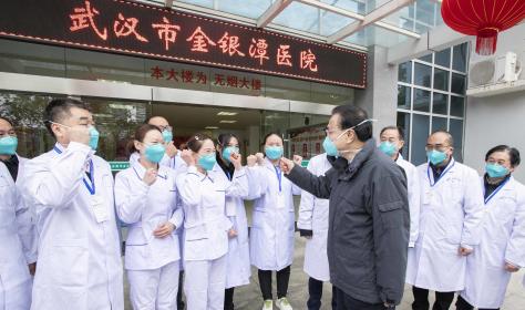 Der chinesische Premierminister Li Keqiang redet mit medizinischem Fachpersonal im Wuhan Jinyintan Krankenhaus in Wuhan, Provinz Hubei, am 27. Januar 2020. Bildquelle: picture alliance / Photoshot.