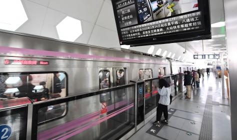 Eine U-Bahnstation in Beijing am 24. März. China treibt die Rückkehr zur Normalität im öffentlichen Leben voran. Bild: picture alliance / Photoshot.