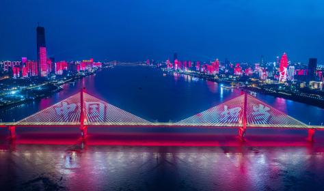 LED-Lichtershow in Wuhan, um das Ende des zehn Wochen andauernden Lockdowns am 8. April 2020 zu feiern. Quelle: picture alliance/Zhao Guangliang/HPIC/dpa.