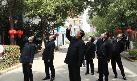 China’s Staats- und Parteichef Xi Jinping grüßt am 10. März 2020 Anwohner in Wuhan, die in ihrer Wohnung unter Quarantäne stehen. Quelle: picture alliance / Photoshot.