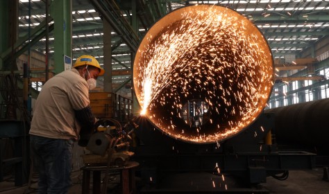 Workers work overtime to complete orders in Sichuan