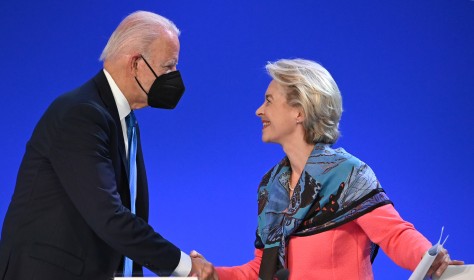 Cop26 - Glasgow. US President Joe Biden greets European Commission President Ursula von der Leyen