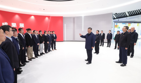 Chinese President Xi Jinping inspects an exhibition on Shanghai's sci-tech innovations.