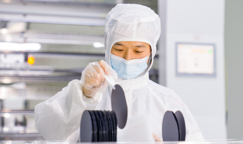 A worker makes and tests semiconductor power device chip products at a workshop of a microelectronics company in Binhai New Area, Hai 'an City, East China's Jiangsu Province, March 23, 2023. 