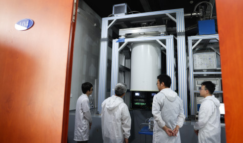  Peng Chengzhi (2nd L) and his colleagues talk about their research in front of the Zuchongzhi 2, a 66-qubit programmable quantum computing system, in Shanghai Research Center for Quantum Science in east China's Shanghai, July 22, 2023. 