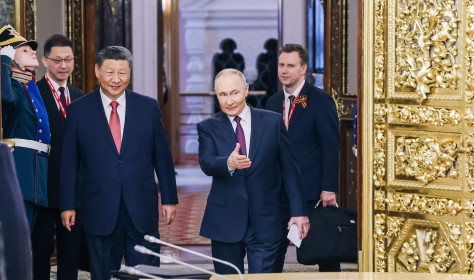 Russian President Vladimir Putin and Chinese President Xi Jinping (from right to left) during a meeting ceremony in the Kremlin.
