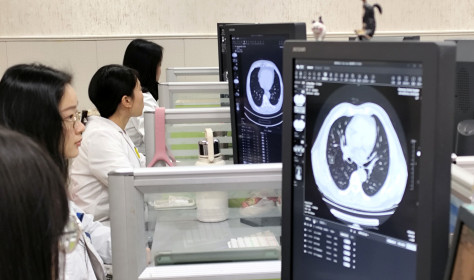 A radiologist at Shaoxing Central Hospital performs rapid and accurate diagnosis with the help of an AI image analysis system in Shaoxing, Zhejiang province, China.