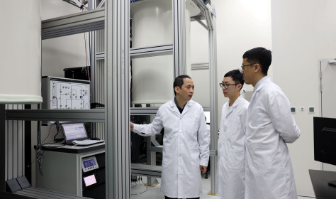 Chinese quantum physicist Zhu Xiaobo (1st L) has a discussion with his students at a laboratory in Hefei, east China's Anhui Province, on March 3, 2025. Chinese scientists unveiled a superconducting quantum computer prototype named "Zuchongzhi 3.0" with 105 qubits on Monday (Beijing Time)