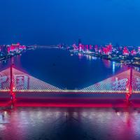 LED-Lichtershow in Wuhan, um das Ende des zehn Wochen andauernden Lockdowns am 8. April 2020 zu feiern. Quelle: picture alliance/Zhao Guangliang/HPIC/dpa.