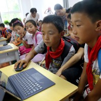 Chinese pupils use computer