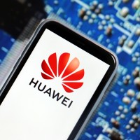 Screen with Huawei Logo