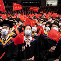 Chinesische Studenten bei Abschlusszeremonie
