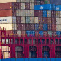 Container Frachter Cosco Shipping Leo an seinem Liegeplatz am Hutchison Ports ECT Euromax