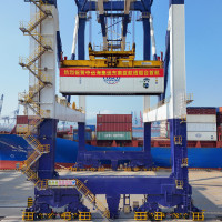  The first cargo ship of COSCO Shipping's "Yantai - Southeast Asia" container line loads containers at Yantai Port in Yantai, Shandong province, China, August 15, 2024.