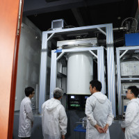  Peng Chengzhi (2nd L) and his colleagues talk about their research in front of the Zuchongzhi 2, a 66-qubit programmable quantum computing system, in Shanghai Research Center for Quantum Science in east China's Shanghai, July 22, 2023. 