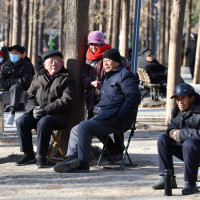 Senior citizens relax at a park on Lindai Road in Fuyang city, East China's Anhui province, Jan 16, 2025.