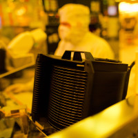 Wafer (Halbleiterscheiben) werden am 16.06.2017 in einem Gelbraum eines Wafer fabs (Halbleiterwerk) von Bosch in Reutlingen (Baden-Württemberg) auf mögliche Fehler kontrolliert