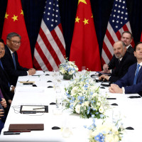 U.S. President Donald Trump, accompanied by U.S. Secretary of State Marco Rubio and U.S. Secretary of Commerce Howard Lutnick, attends a bilateral meeting with Chinese President Xi Jinping, accompanied by Chinese Foreign Minister Wang Yi, at Gimhae International Airport, on the sidelines of the Asia-Pacific Economic Cooperation (APEC) summit, in Busan, South Korea, October 30, 2025. 