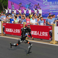 A robot starts off for the 2026 Beijing E-Town Half Marathon and Humanoid Half Marathon