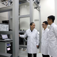 Chinese quantum physicist Zhu Xiaobo (1st L) has a discussion with his students at a laboratory in Hefei, east China's Anhui Province, on March 3, 2025. Chinese scientists unveiled a superconducting quantum computer prototype named "Zuchongzhi 3.0" with 105 qubits on Monday (Beijing Time)