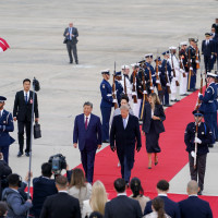 Xi Jinping, China's president, from left, Peng Liyuan, China's first lady, US President Donald Trump, and First Lady Melania Trump during an arrival ceremony at Joint Base Andrews, Maryland, US, on Wednesday, Sept. 23, 2026. 