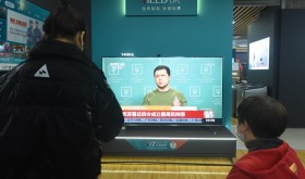 A citizen watches a news report on the conflict between Russia and Ukraine at an appliance store in Hangzhou, east China's Zhejiang Province, Feb 25, 2022.