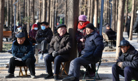 Senior citizens relax at a park on Lindai Road in Fuyang city, East China's Anhui province, Jan 16, 2025.