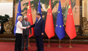 2025 EU-China Summit From left to right: António COSTA (President of the European Council), Xi JINPING (President of the People's Republic of China), Ursula VON DER LEYEN (President of the European Commission)