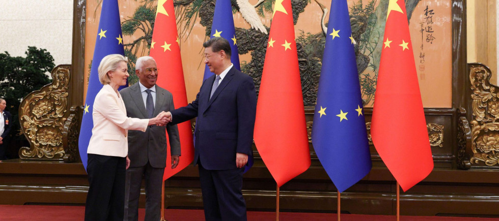 2025 EU-China Summit From left to right: António COSTA (President of the European Council), Xi JINPING (President of the People's Republic of China), Ursula VON DER LEYEN (President of the European Commission)