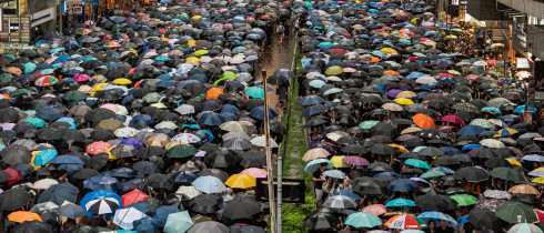 Demonstranten warten im strömenden Regen am 18. August auf der Hennesy Road in Causeway Bay, um auf das Gelände der Demonstration im Victoria Park zu gelangen. Quelle: Studio Incendo via flickr (CC BY 2.0)