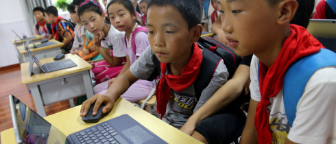 Chinese pupils use computer