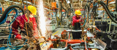 Workers an automobile manufacturing enterprise in Qingzhou City.