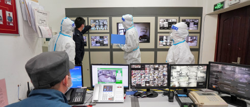 Police, epidemic prevention and control personnel and property management personnel conduct a mobile survey in a containment community during a drill on COVID-19 prevention and control in Yantai High-tech Zone, East China's Shandong Province, January 27, 2022
